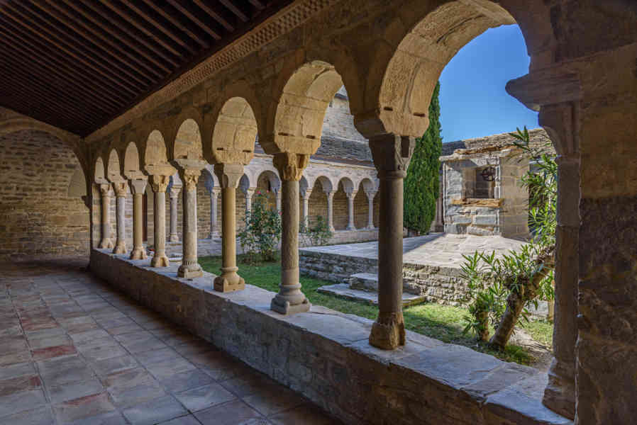 Huesca - Roda de Isábena 22 - catedral de San Vicente de Roda de Isábena - claustro.jpg
